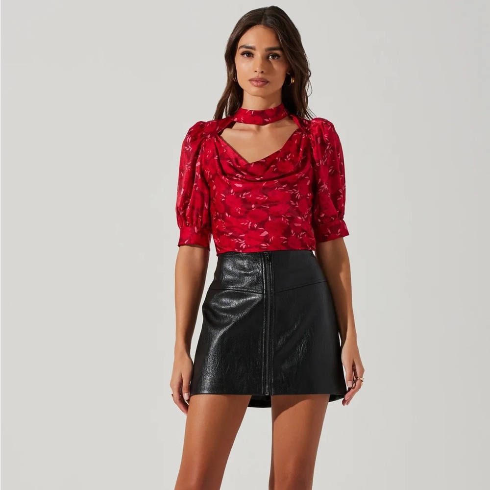 Astr NWOT Red Floral Mock Neck Cowl Drape Puff Sleeve Top M - Picture 2 of 4